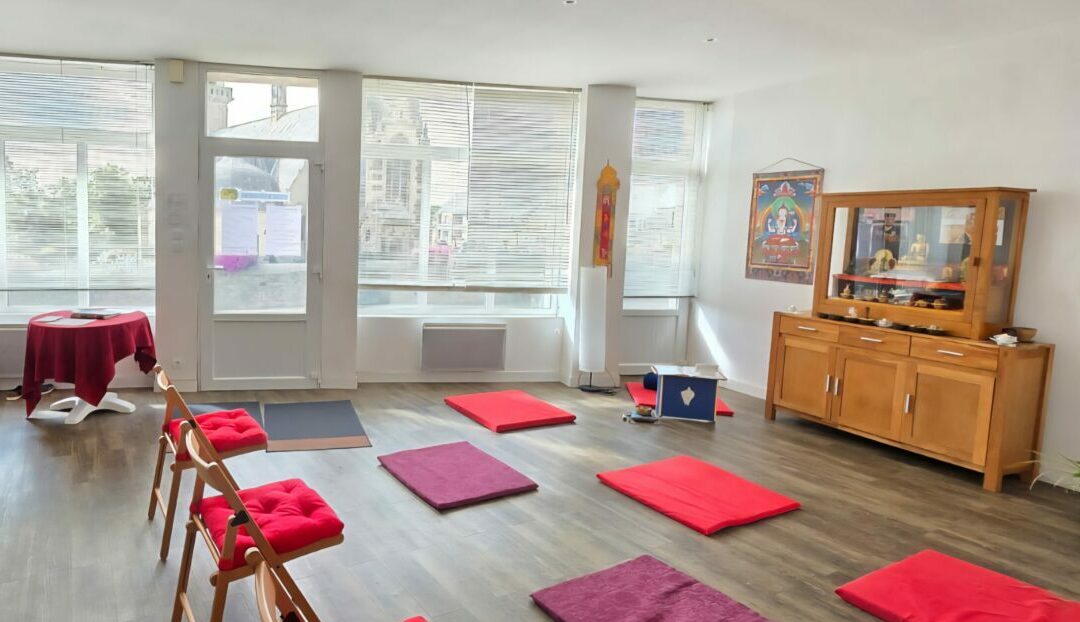 Photo de la salle de méditation. Possibilité d'être assis sur des coussins au sols ou sur des chaises.