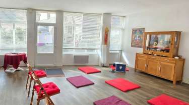 Photo de la salle de méditation. Possibilité d'être assis sur des coussins au sols ou sur des chaises.